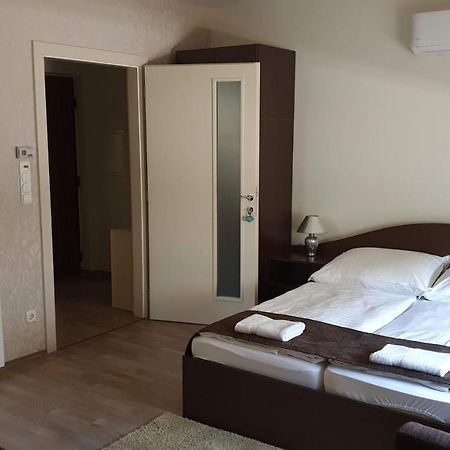 Keller Arany Apartmanok Хайдусобосло Экстерьер фото